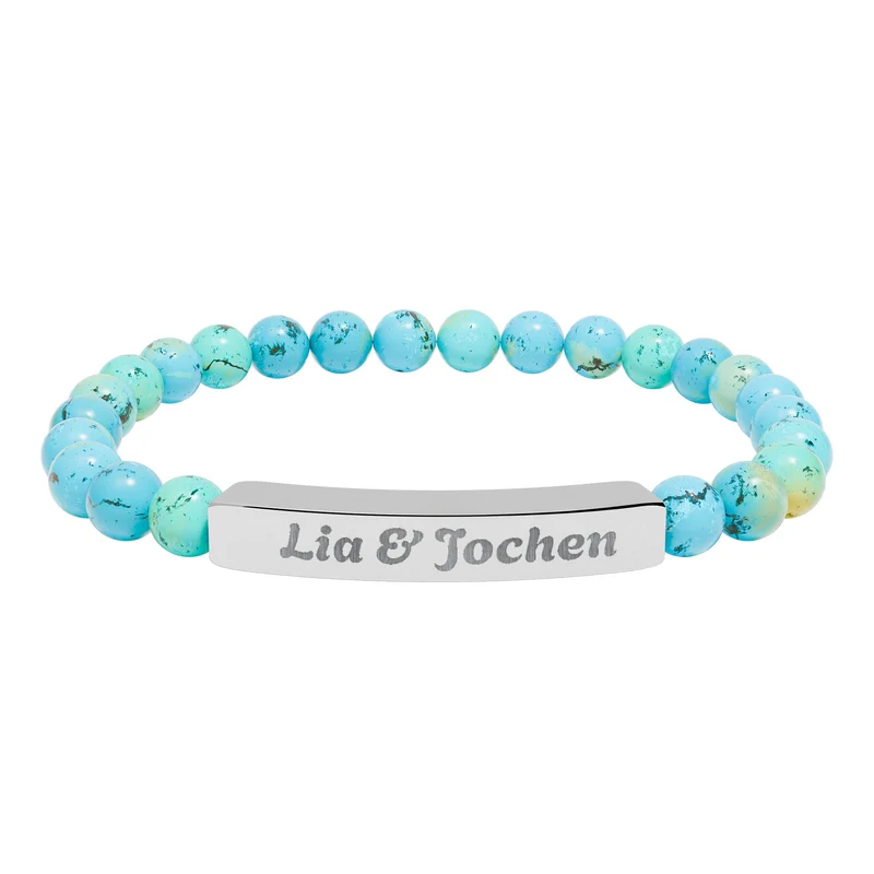 Bracelet extensible en pierre naturelle gravée — Bijou personnalisé à perles barrettes (ex. : « Lia et Jochen »)