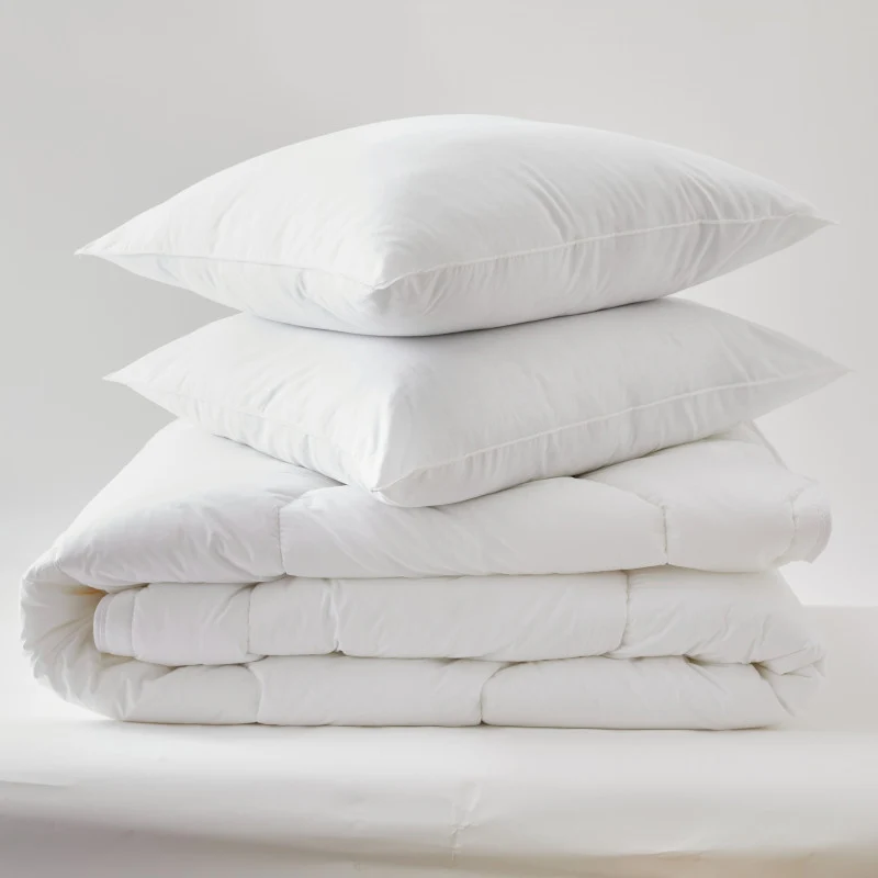 Pack 3 pièces Couette Très Chaude 260 x 240 cm + 2 Oreillers 60 x 60 Polycoton "Confort" - Traité Anti Acarien Soft & Care